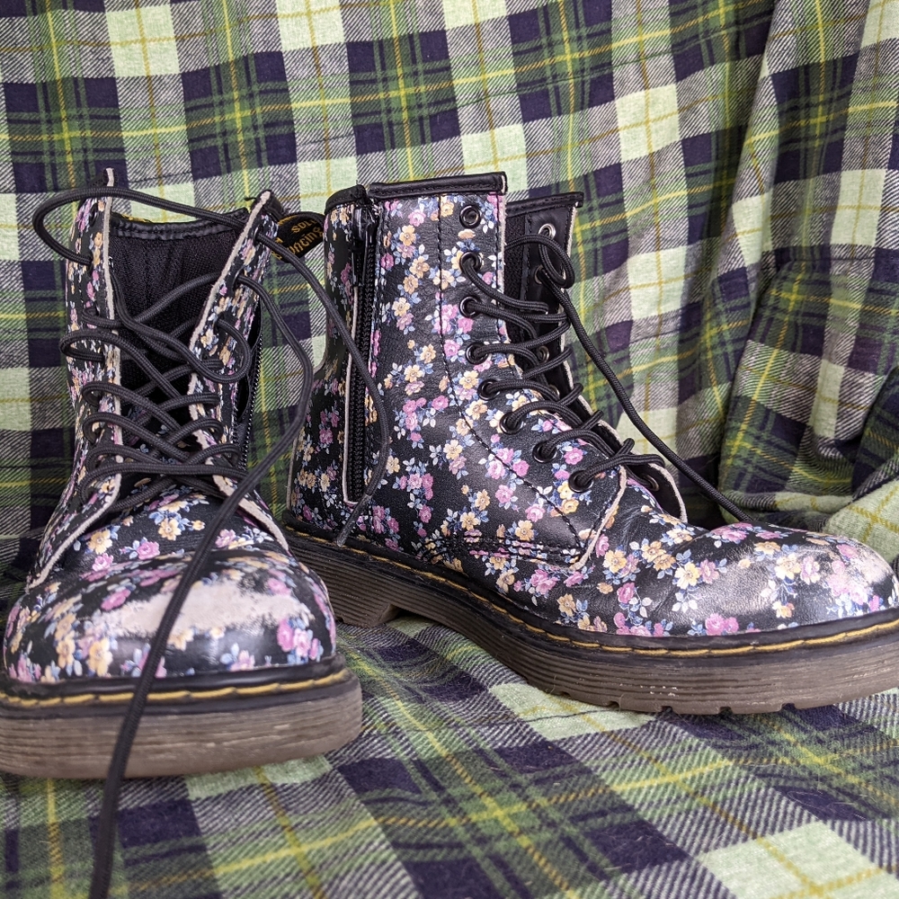 Kids size Dr Martens Delaney floral print boots Thrashed
